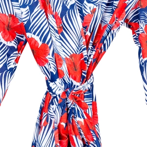 Détail du peignoir de maternité avec motif hibiscus et ceinture ajustable à la taille