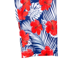 Gros plan sur l'imprimé floral d'hibiscus tropical et les coutures doubles de l'ourlet