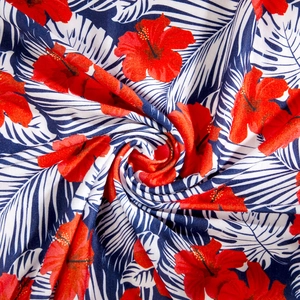 Détail de tissu en coton doux avec imprimé d'hibiscus tropical et motif de feuilles