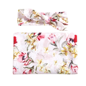 Couverture d'emmaillotage fleurie pour bébé et bandeau à nœud assorti style vintage