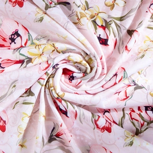 Vue macro du tissu de maternité à fleurs roses avec des motifs de roses et feuilles