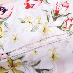 Macro du tissu à motif floral avec finition de couture à la machine pour vêtements de maternité