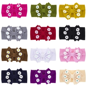 Lot de 12 bandeaux élastiques pour bébé avec grands nœuds et détails de marguerites