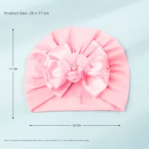 Dettaglio cappello turbante rosa neonato dimensioni 20x17cm con grande fiocco floreale