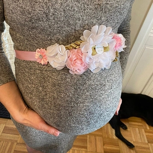 Détail d'une ceinture de maternité rose et blanche faite main avec Mommy to Be pour photos