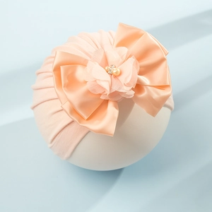 Turbante per neonata color pesca con grande fiocco in raso, fiori di rete e perle chic
