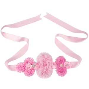 Détail d'une ceinture de maternité rose en satin avec roses, perles et strass faits main