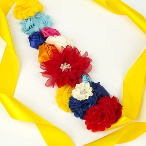 Vue détaillée d'une ceinture de maternité avec fleurs en mousseline et strass