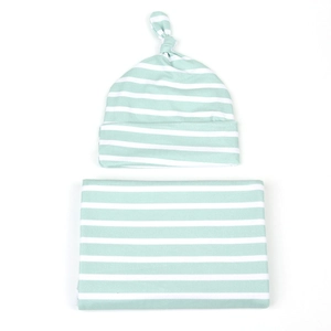 Vue détaillée d'une couverture d'emmaillotage et d'un bonnet noué à rayures vert menthe
