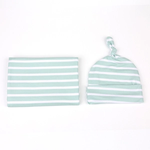 Détail de l'ensemble couverture d'emmaillotage et bonnet à nœud rayé vert menthe