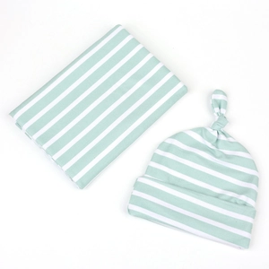 Détail de l'ensemble emmaillotage et bonnet noué pour bébé à rayures vert menthe et coton
