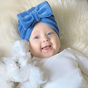 Détail du bonnet turban pour bébé en velours bleu royal avec un grand nœud décoratif