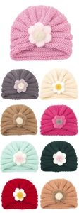 Détails de diverses couleurs de bonnets tricotés pour bébé avec de grandes fleurs 3D