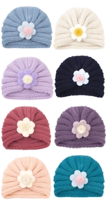 Détail de bonnets d'hiver en tricot pour bébés avec fleurs 3D présentés en 8 coloris