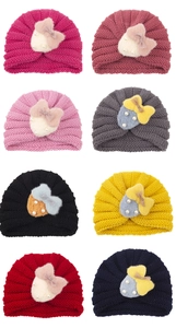 Mise à plat de bonnets turban en tricot pour bébé avec fraises et perles