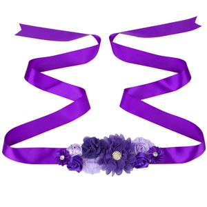 Ceinture de maternité violette avec roses en tissu, perles et strass brillants