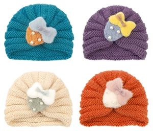 Vue détaillée de quatre bonnets en tricot fraise pour bébé avec perles et nœuds