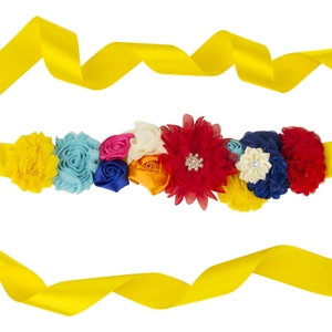Ceinture de maternité fleurie avec strass sur ruban de satin jaune pour séance photo