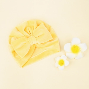 Détails de la texture du bonnet turban jaune pour bébé avec un grand nœud décoratif