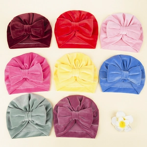 Lot de huit bonnets en velours pour bébés avec de grands nœuds décoratifs élégants