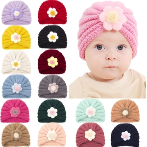 Collection de bonnets en tricot pour bébé avec motifs floraux en diverses couleurs