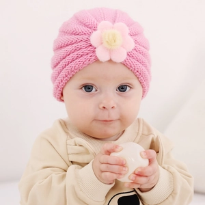 Bonnet en tricot rose pour bébé avec grande fleur en 3D pour rester au chaud
