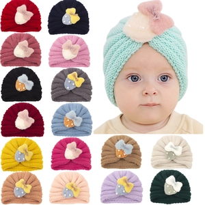 Bonnet turban tricoté pour bébé avec détail fraise et nœud en diverses couleurs unies