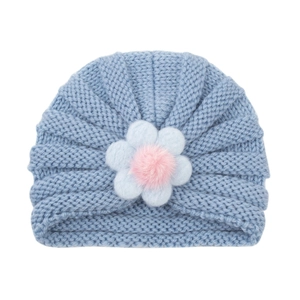Bonnet turban tricoté bleu clair pour bébé avec grande fleur et pompon rose au centre
