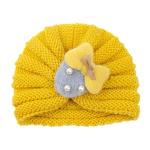 Bonnet en tricot jaune pour bébé avec patch cœur et nœud pour la protection hivernale