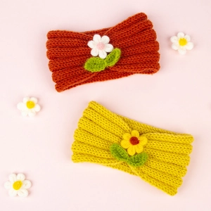 Détail de bandeaux de bébé tricotés main avec des fleurs et des feuilles au crochet