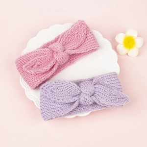 Gros plan de bandeaux tricotés pour bébé rose et violet avec détails de nœuds