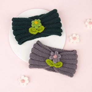 Détail de bandeaux en tricot montrant la texture côtelée et les fleurs au crochet
