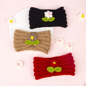 Texture de tricot détaillée de bandeaux pour bébé avec fleurs et feuilles fait main