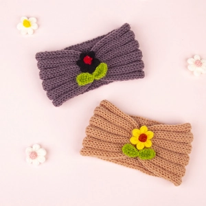 Détail de bandeaux tricotés pour bébé en violet et kaki avec des fleurs au crochet