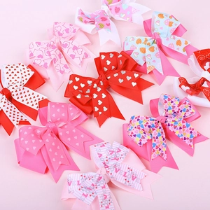 Détail de nœuds papillon multicouches avec motifs de cœurs, dorure et texte Love
