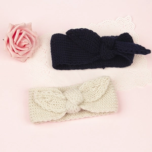 Détails de texture des bandeaux en maille bleu marine et blanc cassé pour bébés