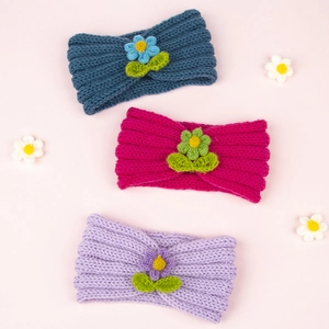 Détails de la maille de trois bandeaux bébé colorés avec fleurs au crochet et feuilles