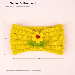 Gros plan sur bandeau bébé en tricot jaune avec feuilles vertes et détail tournesol