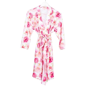 Zwangerschapsjas met bloemenprint en roze rozen op wit textiel met een strikceintuur