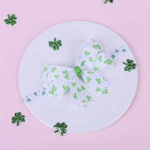 Dettaglio del fiocco per capelli bianco di San Patrizio con trifogli su sfondo rosa