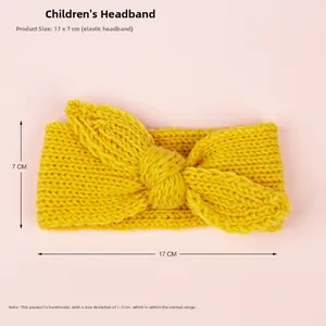 Détail d'un bandeau en maille jaune pour bébé avec nœud, taille 17x7 cm et texture douce
