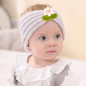 Bandeau tricoté pour bébé avec fleurs au crochet et feuilles vertes en lavande doux