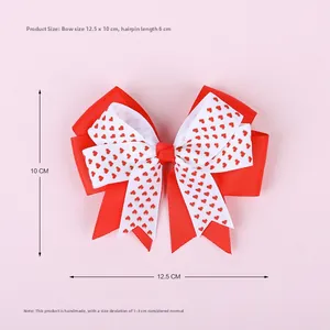 Détail du nœud papillon rouge à motifs cœurs montrant les dimensions et le clip en métal
