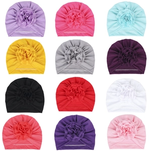 Dettaglio dei cappellini per neonati in cotone elastico con grandi fiori in 12 colori vivaci