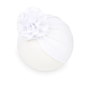 Dettaglio del turbante bianco per neonati con grande fiore in tessuto e maglia elastica