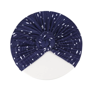 Détail du turban tricoté bleu foncé avec lignes pointillées et nœud en spirale 3D
