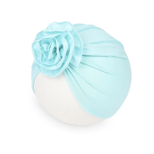 Dettaglio del turbante neonato verde menta con un grande decoro floreale in tessuto 3D
