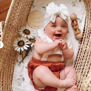Tenue d'été pour bébé avec haut en dentelle, turban à nœud et culotte en coton bio