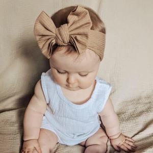 Elastic baby headband with large camel ribbed bow and comfortable cotton texture
