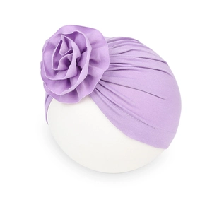 Vista dettagliata del turbante viola per neonati con grande fiore 3D e maglia a pieghe